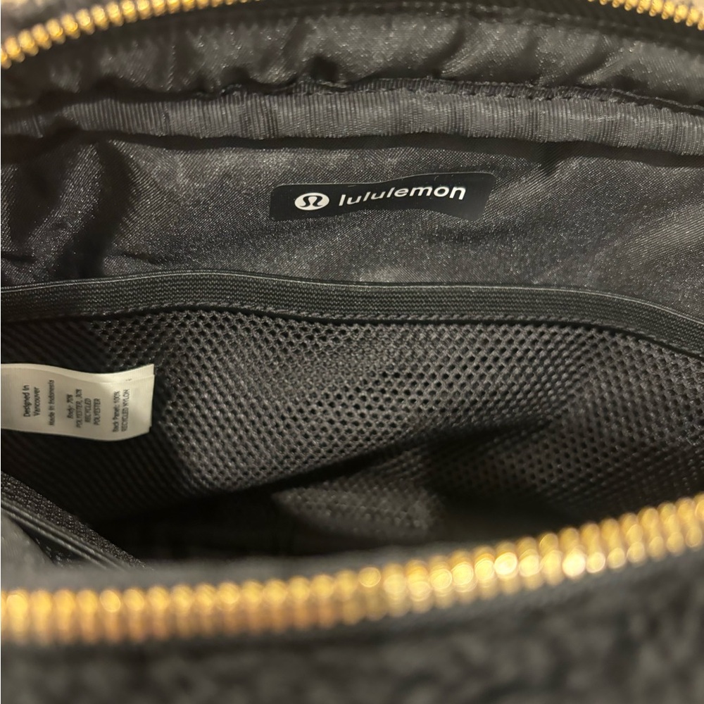 Lululemon Black Sherpa Belt Bag - Picture 3 of 3